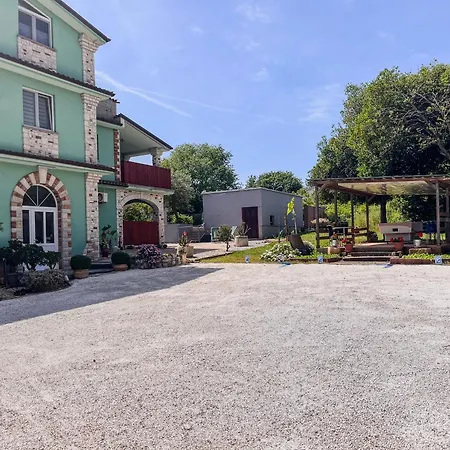 1 Apartment *